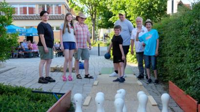 Bild: do
Als besondere Attraktion ist die Kinderkegelbahn beim Gartenfest des SKC Klosterkegler vom spielfreudigen Publikum stets umlagert. Im Gegensatz zu modernen Kegelbahnen müssen allerdings die Kegel nach jedem Schub wieder mühevoll gesammelt und aufgestellt werden.