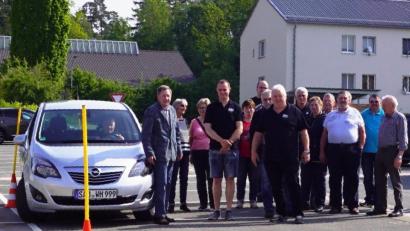Bild: weu
Über 20 Senioren beteiligten sich am Fahrtraining für Senioren ab 65 der Verkehrswacht. Der Vorsitzende der Verkehrswacht, Rudolf Leibl (vorne, Mitte), und das Vorstandsteam garantierten einen reibungsfreien Ablauf.