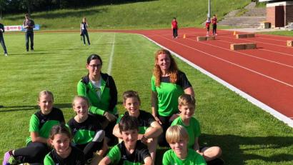 Bild: bgm
Hochzufrieden ist Trainerin Renate Ziegler (hinten, rechts) mit dem U-12-Team der DJK Leichtathletik. Beim Wettbewerb in Vohenstrauß holen die Mädchen und Jungen den ersten Platz.