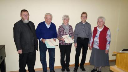 Bild: fppö
Mit der Urkunde des Bundesverbandes der KAB wurden Albert Robel (Zweiter von links) für 60 Jahre und Maria Neumann (Mitte) für 40 Treue geehrt. Es gratulierten Pfarrer Robert Ploß (links), Ortsvorsitzender Reinfried Sußmann und Ortsvorsitzende Margarete Schulda.