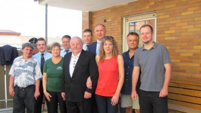 Bild: sei
Johann Kick (Fünfter von links) feiert mit Vereinsvertretern und Familie den 85.Geburtstag. Für den Markt Mantel gratuliert Bürgermeister Richard Kammerer (Vierter von rechts). Die Abordnung der Feuerwehr führt Harald Dobner (Vierter von links) an, vom Zapfwellenstammtisch ist Petra Franke (Dritte vom links) gekommen und auch der ehemalige Metzgerlehrling Harald Götz (links) gratuliert.