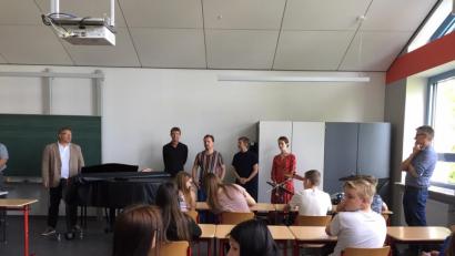 Bild: jzk
Realschuldirektor German Helgert (links) freute sich, zum Workshops „Journalismus in Zeiten von Fake News“ Sebastian Beck, Anna Günther, Silke Zimmermann, Jörg Hundsdorfer und Sascha Müller (von rechts) begrüßen zu können.