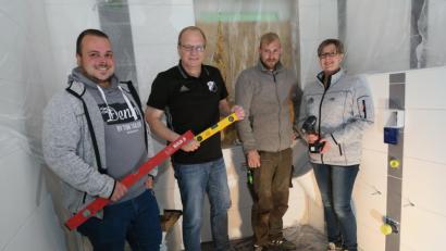 Bild: Hirsch
Abteilungsleiter Markus Graßmann, Vorsitzender Reinhard Berger (von links) und Jugendleiterin Marion Trautner (rechts) packen an der Baustelle mit an, wenn der Handwerker kommt. Der SC Weinberg saniert sein Sportheim.