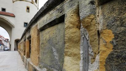 Bild: Wolfgang Steinbacher
Die Schäden an der Nabburger Torbrücke sind inzwischen nicht mehr zu übersehen. Dabei wurde das Bauwerk 2012 mit einem Aufwand von 1,15 Millionen Euro komplett saniert.