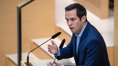 Bild: Sina Schuldt/dpa
Martin Hagen, Vorsitzender der FDP-Landtagsfraktion, spricht im bayerischen Landtag. Themen der Sitzung sind unter anderem die Lockerung der Ladenschlusszeiten.