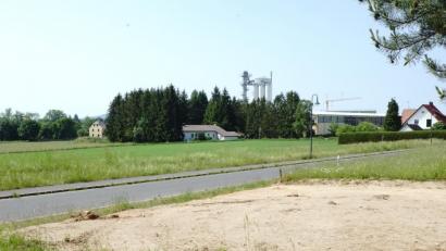 Bild: bkr
Vom der Beplanung für das Gewerbegebiet Ost/Zweifelau ausgenommen sind der Bungalow, das Haus auf der rechten Seite und die dazwischen liegende Fläche. Im Hintergrund ist das Markgraf-Firmengelände zu sehen.