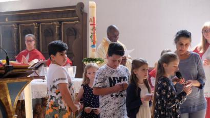 Bild: do
"Lass dich anstecken", hieß es im Familiengottesdienst mit Gemeindereferentin Eva-Maria-Frohmann (rechts), die zum Ende des Schuljahres die Pfarrei St. Laurentius in Richtung Bruck verlässt.