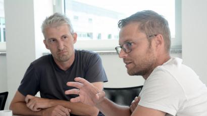 Bild: Gabi Schönberger
Im Gespräch mit den Oberpfalz-Medien reden der zweite Vorsitzende des FC-Weiden Ost, Markus Meier (links), und Martin Oppitz als sportlicher Leiter des Clubs, Tacheles: Die öffentlichen Äußerungen des SpVgg-SV-Chefs Michael Kurz hätten zu einem "massiven Vertrauensverlust" geführt, der eine weitere Zusammenarbeit unmöglich mache.