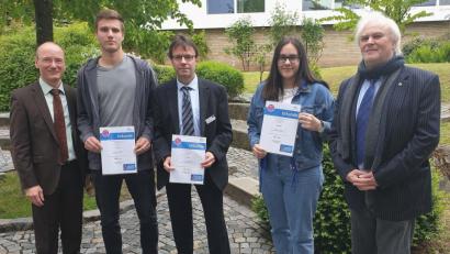 Bild: Bühner
Stolz zeigen sie ihre Urkunden: Alexander Gradl, Berufsschullehrer Werner Klement und Ceyda Mutluoglu vom Staatlichen Berufsschulzentrum Weiden (Zweiter bis Vierte von links).