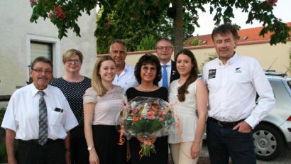Bild: fpoz
Michaela Härtl bekommt viel Unterstützung von Seiten der Familie und der Freien Wähler für ihre Entscheidung, den Chefsessel im Rathaus bei der Kommunalwahl am 15. März 2020 zu erobern. Im Bild von links zweiter Bürgermeister Karl Busch, Freie-Wähler-Kreisvorsitzende Gisela Kastner, Tochter Regina, Stadtratskollege Winfried Neubauer, Michaela Härtl, Hans Martin Grötsch (stellvertretender Landesvorsitzender der Freien Wähler), Tochter Christina und Ehemann Rainer Härtl.