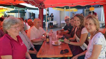 Bild: gi
Das Holunderfest des Frauenbunds ist super gelaufen. Das findet auch Holunderkönigin Sandra Neubeck (Zweite von rechts) aus Floß.