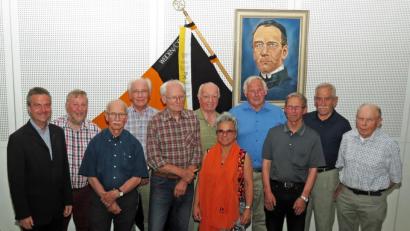 Bild: Dobmeier
An der Spitze des Vorstands der Kolpingsfamilie Weiden St. Josef steht weiter Karl Zitzmann (Vierter von rechts). Präses Markus Schmid (links) lobt die vielen Aktivitäten, die Verbindungen schaffen.