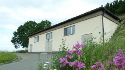 Bild: Portner
Optisch steht der 1968/69 errichtete Hochbehälter am Galgenberg noch recht gut da. Seine inneren Werte lassen jedoch zu wünschen übrig. Nachdem die Kosten für Sanierung und Neubau nicht weit auseinander liegen, beschloss der Stadtrat, auf dem Gelände eine Halle für zwei Edelstahltanks samt Wasseraufbereitungsanlage zu errichten. Das bestehende Gebäude soll einer anderen Nutzung zugeführt werden.