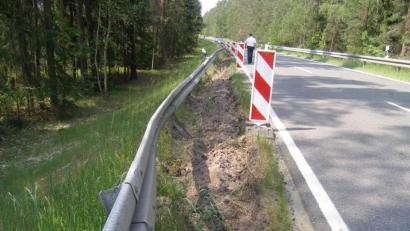 Bild: exb/Polizeiinspektion Neustadt/WN
Die beschädigte Schutzplanke mit dem Reifenabrieb des Unfallverursachers..