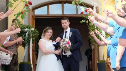 Bild: ohr
Das Brautpaar Franziska und Markus Neudert schloss in der St. –Ulrich – Kirche Schwarzach den Bund der Ehe. Nach dem Jawort vor Pfarrer Walter Hofmann und den Trauzeugen spendete der Priester das Sakrament der Taufe für Sohn Lukas. Die junge Familie durchschritt nach dem Verlassen der Kirche das Spalier der Abordnungen der Theatergruppe Miesberg-Bühne, der KLJB Schwarzach und des Personals der Miesbergstuben.