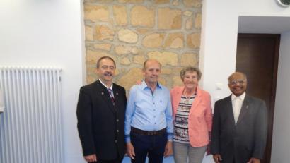 Bild: dpe
Bürgermeister Peter Dotzler zusammen mit dem Jubilar Willi Metzner, seiner Frau Christa und der ehemalige Gebenbacher Pfarrer Dr. Josef (von links).