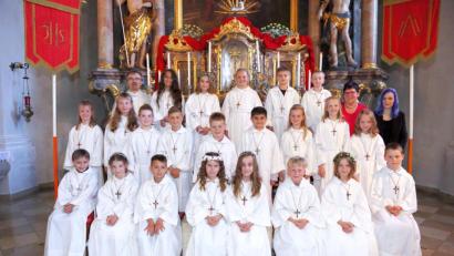 Bild: njn
Die Erstkommunionkinder mit Pfarrer Martin Besold (hintere Reihe links) sowie (hintere Reihe von rechts) Praktikantin Birgit Lang-Riebl und Gemeindereferentin Roswitha Heining.