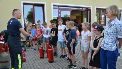 Bild: dob
Stadtkommandant Mario Dobmayer erklärt den Schülern die verschiedenen Feuerlöscher.