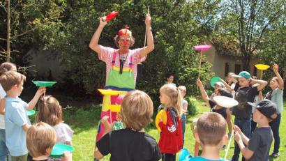 Bild: sön
Der Jonglier-Workshop mit Clown Toni Toos stieß auf großes Interesse.