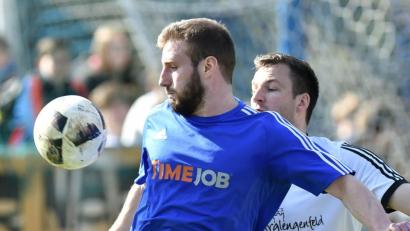 Bild: A. Schwarzmeier
Stürmer Johannes Pötzl (links) tritt kürzer und hilft beim SV Etzenricht nur noch aus.