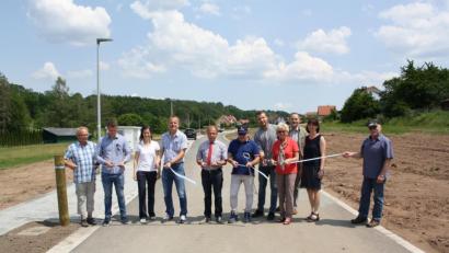 Bild: bjp
Bürgermeister Werner Walberer und Ingenieur Michael Wagner (Fünfter und Vierter von links) gaben gemeinsam mit Vertretern von Stadtrat, Bauamt und Baufirma die neuen Abschnitte der Wiedenhofstraße und der Straße "Hinter dem Tannenberg" frei.