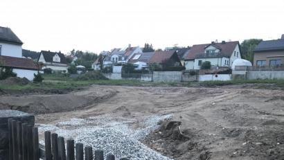 Bild: Tietz
Im Bereich der Krankenhausstraße sollen sechs Häuser mit insgesamt 42 Wohnungen entstehen. Der Stadtrat billigte nun die nach der ersten Auslegung und Abwägung der Einwände leicht überarbeitete Planung. Nun haben Behörden und Bürger bei einer erneuten Auslegung der Unterlagen abermals die Gelegenheit, Stellungnahmen abzugeben.