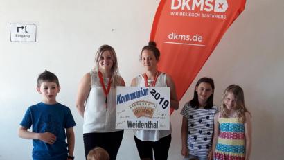 Bild: ema
Stolz übergeben die Kinder ihre Spende an die Organisation DKMS bei der Typisierungsaktion für Moritz in Pfreimd.