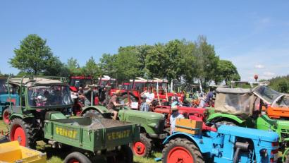 Bild: kro
Mehr als 110 alte Traktoren gab es beim sechsten Traktor-Treffen des 1. Traktor-Oldie-Clubs Tirschenreuth in Hohenwald zu bestaunen.