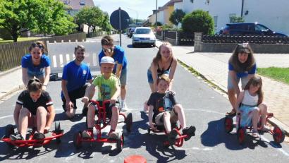 Bild: hai
Gar nicht so einfach, mit Dreirad, Swingcart und FunCart zu fahren. Gut, dass die jungen Helfer der Falken anschieben, wenn es sein muss.