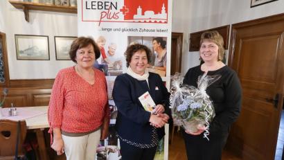 Bild: bsc
FU-Vorsitzende Klaudia Tretter (rechts) und Gabi Härtl (links) dankten Cornelia Stahl (Mitte) für ihren Vortrag.