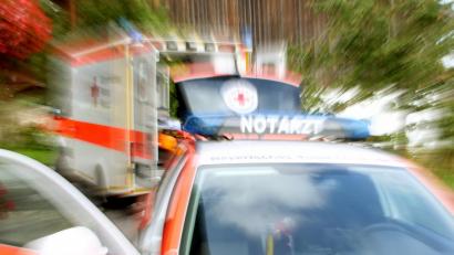 Symbolbild: dpa
Das Roten Kreuz bringt die leicht verletzte Unfallverursacherin ins Krankenhaus.