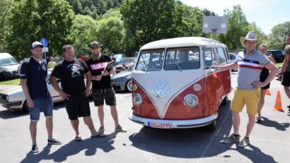 Bild: bö
Michael Hummel (rechts) aus Schmidmühlen hat erst nach Anhören des Wetterbereichtes seinen VW Bully aus der Garage geholt. Seinen 1964 gebauten Liebling hat er in Schweden gefunden und nach Schmidmühlen geholt. "Restauriert habe ich alles selbst, aber beim Lackieren habe ich einen Fachmann dazu geholt" erzählt der Schreinermeister aus Schmidmühlen Von links die Cheforganisatoren Bastian Dürnhofer und Christian Lautenschlager.