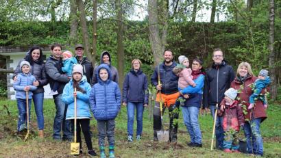 Bild: fpoz
Neue Mitglieder des Fichtelgebirgsvereins Waldershof pflanzten auf dem Vereinsgelände neue Bäume.