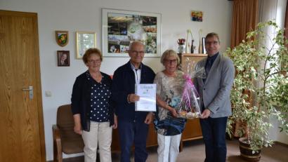 Bild: gi
Bürgermeister Hermann Ach (rechts) ehrt Brigitte Hölzer und Lothar Berghäuser für den 45. Aufenthalt in der Urlaubsgemeinde Moosbach. Auch Quartiergeberin Maria Neuber (links) ist dabei.