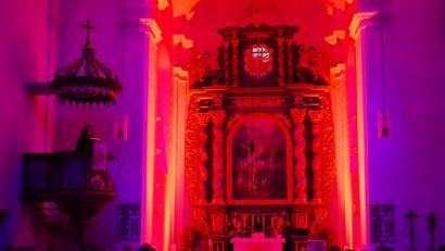 Bild: wku
Ulrike Steinmetz liest meditative Texte von der Kanzel der St.-Georgskirche.