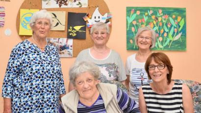 Bild: fjo
Maria Kleber (sitzend, links) freut sich zum 85. Geburtstag über die Glückwünsche ihrer Schwestern (stehend, von links) Gerlinde, Anna und Gertraud, sowie Bürgermeisterin Margit Kirzinger.