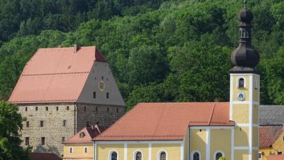 Bild: Houschka
Eine faszinierendes bauliches Ensemble: Das Wolfringer Schloss und nur wenige Meter davon entfernt die Dorfkirche. Die Außenrenovierung des Gotteshauses ist unterdessen abgeschlossen. Nun besteht im Innenraum Sanierungsbedarf. Doch dazu fehlt noch Geld in sechsstelliger Höhe.