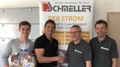 Bild: exb
Hans Schnur wird nach 22 Jahren bei der Schmeller Installations-GmbH in den Ruhestand verabschiedet. Von links der angehende Elektromeister Maximilian Schmeller, Geschäftsführer Matthias Schmeller, Hans Schnur und der künftige Kundendienstmonteur Reinhold Lindner.