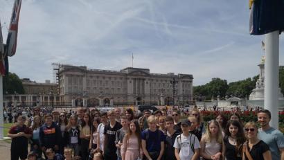 Bild: jzk
Vor dem Buckingham Palast versammeln sich die Siebtklässler zu einem Gruppenfoto.