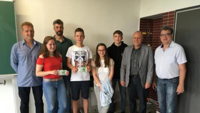 Bild: rn
Die SPD-Vorsitzenden Thomas Weiß, Thomas Ott (hinten, von links) und Bernhard Stangl (rechts) übergeben an die Vertreter der 9b des Gymnasiums und der M9 der Markus-Gottwalt-Schule die Geldpreise. Schulleiter Peter Schobert (Zweiter von rechts) gratuliert dazu.