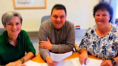 Bild: ohr
Die Gemeinde Fensterbach beteiligt sich am Modellprogramm „Aktive generationenfreundliche Gemeinde“. Die Einbeziehung der Bürger/innen ist ein wesentliches Element zur Entwicklung eines Gesamtkonzeptes. Projektleiterin Dr. Marlene Groitl (links), Bürgermeister Christian Ziegler und Projektmitarbeiterin Ursula Kass hoffen auf einen starken Rücklauf des Fragebogens an die Bürgerinnen ab 55 Jahren (insgesamt 914 Personen).