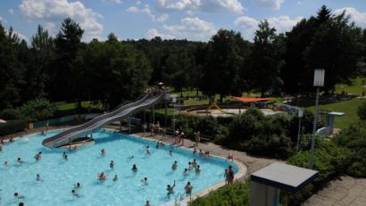 Bild: bey
Noch ist die Badefreude bei den Besuchern im Freibad Pleystein ungetrübt. Damit dies so bleibt, muss Filtertechnik und Beckenauskleidung dringend saniert werden. Ähnlich wie im Weidener Schätzlerbad.