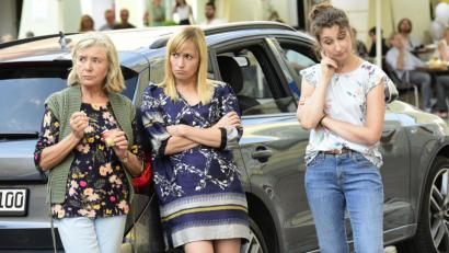 Bild: ARD Degeto (Jürgen Olczyk)
Als Sabine Kreitmann spielt die Weidenerin Kathrin Anna Stahl (Mitte) die Tochter von Helga Kreitmann (Jutta Speidel) (links). Uschi Glas und die jüngst verstorbene Hannelore Elsner besetzten weitere Hauptrollen. Die Zusammenarbeit war "sehr beeindruckend", berichtet Stahl.