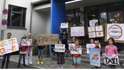 Bild: Petra Hartl
Die „Fridays for Future“-Demo an der Pestalozzischule findet schon vor Schulbeginn statt. Und sie richtet sich gegen Eltern, die ihre Kinder bis direkt vor den Haupteingang fahren.