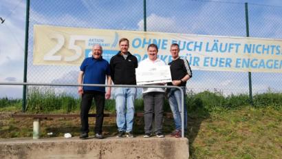 Bild: rn
Bürgermeister Peter Lehr, Platzwart Martin Neukam (von links) und SCE-Vorsitzender Thomas Mikolei (von rechts) freuen sich über die 500-Euro-Zuwendung der Sozialstiftung des Bayerischen Fußballverbands. Albert Kellner, der Leiter des Fußballkreises Amberg/Weiden, übergab den Scheck.