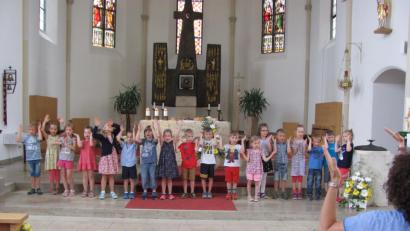 Bild: sei
Mit Handbewegungen beteten die Kinder sehr anschaulich das Vater unser bei der Abschlussandacht des Kinderhauses St. Elisabeth.