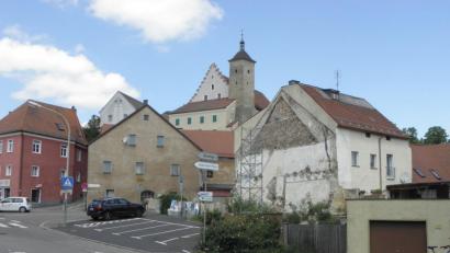 Bild: Wilhelm Amann
Stadtansicht von der Georgenstraße aus: Unansehnlich ist der Giebel eines städtischen Hauses (rechts) durch den Abbruch eines Nachbargebäudes geworden. Von „Schandfleck“ ist bei vielen Nabburgern die Rede.