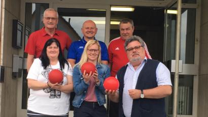 Bild: du
Die SPD-Gemeinderäte Christine Strehl, Nicole Bäumler, Walther Piehler (vorne, von links) und Thomas Lindner (hinten, Mitte) informieren sich bei den aktiven Kegler Dieter Domasch (hinten, links) und Richard Dürmann (hinten, rechts).