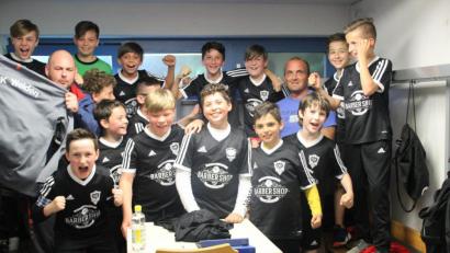 Bild: exb
Vor elf Tagen war die Welt für die D-Jugend der DJK Weiden in Ordnung: Sie ist auf Meisterkurs. Seit Dienstag herrscht Trauer: Saba (12, hinten Mitte) saß vormittags im Unterricht, abends im Abschiebeflugzeug nach Tiflis.