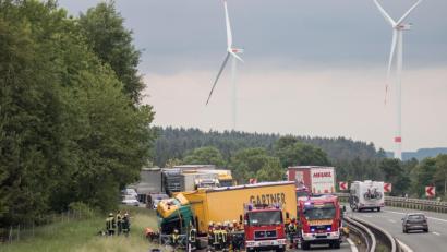 Bild: dtr
Die A93 ist kurz nach der Anschlussstelle Thiersheim in Richtung Weiden gesperrt. Ein Lastwagen ist auf den Warnanhänger der Autobahnmeisterei gefahren.